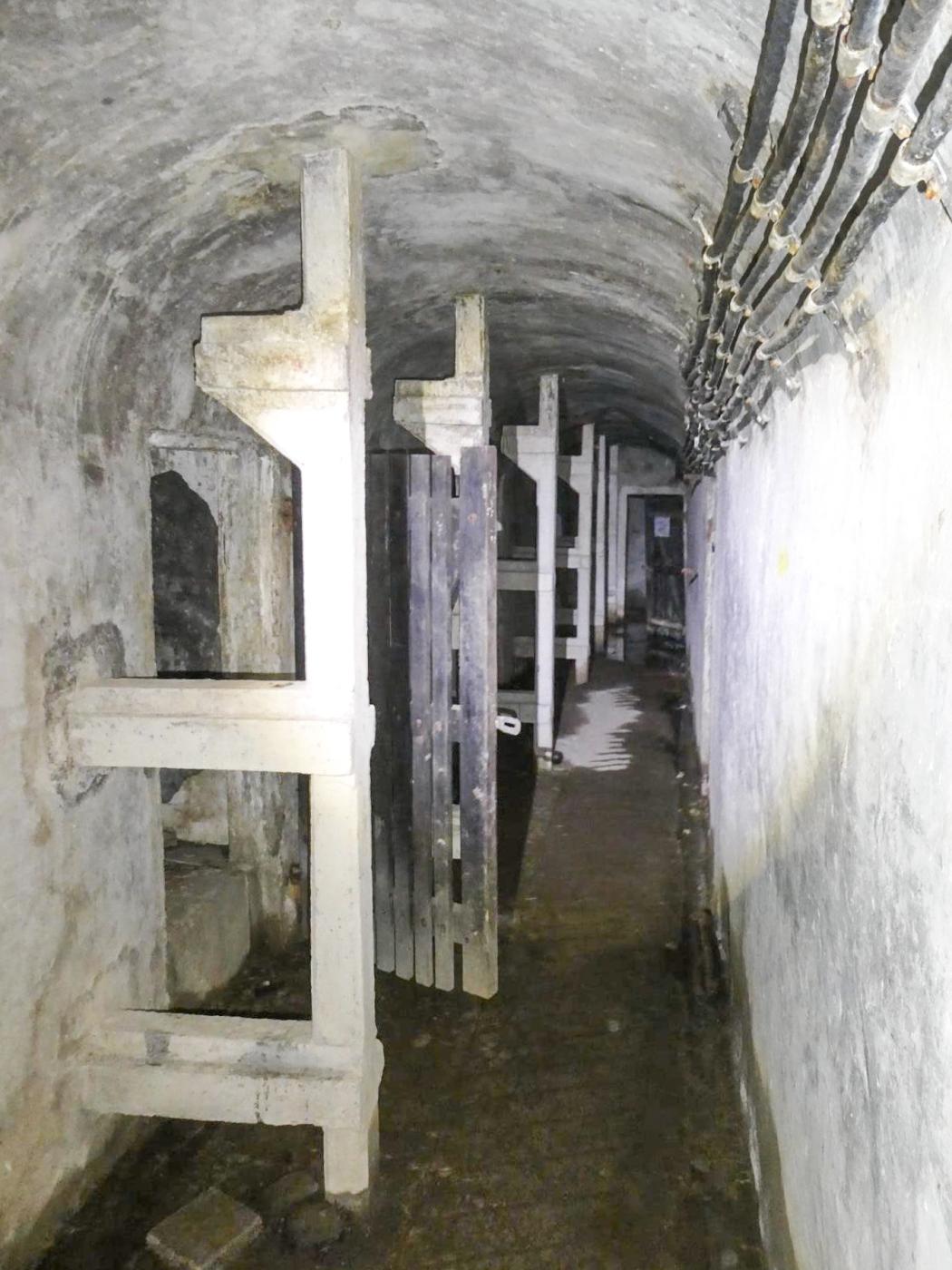 Ligne Maginot - SELOGES - (Ouvrage d'infanterie) - Casernement
Alignement de lits  - ELLENA Daniel - CUNY Philippe