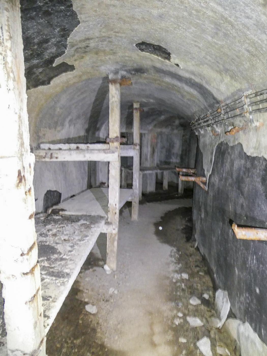 Ligne Maginot - SELOGES - (Ouvrage d'infanterie) - Casernement
Alignement de lits  - ELLENA Daniel - CUNY Philippe