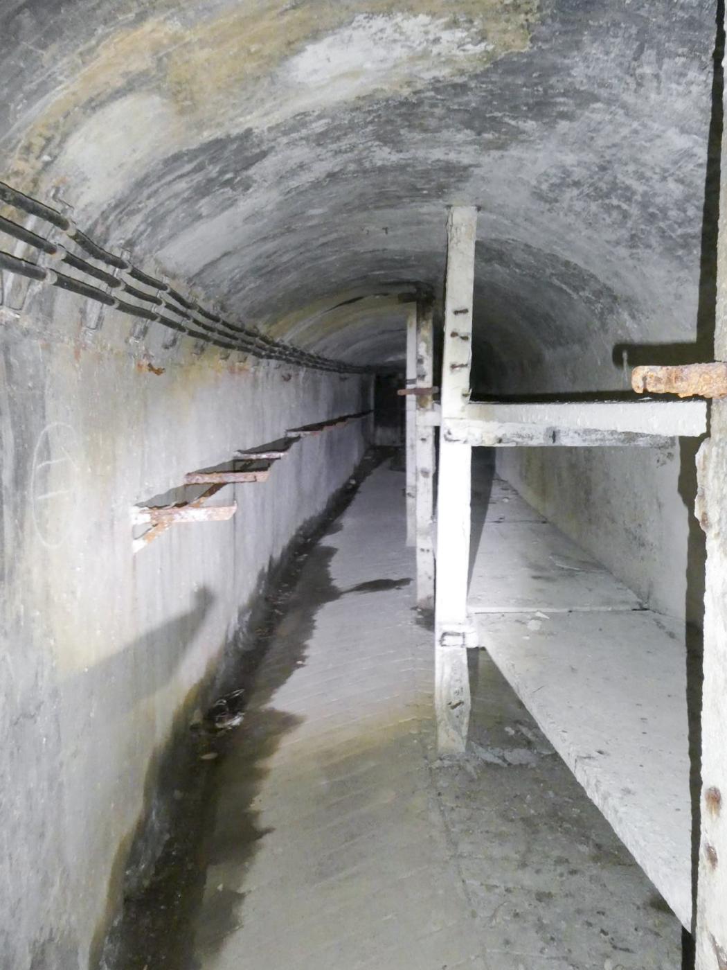 Ligne Maginot - SELOGES - (Ouvrage d'infanterie) - Casernement
Alignement de lits  - ELLENA Daniel - CUNY Philippe