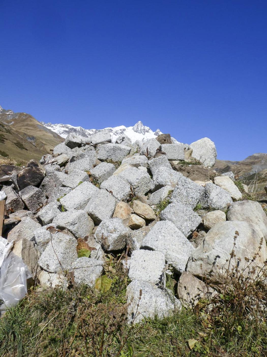 Ligne Maginot - SELOGES - (Ouvrage d'infanterie) - Restes du réseau de défense extérieure, socles des ardillons et piquets supportant le fil de fer barbelé  - ELLENA Daniel - CUNY Philippe