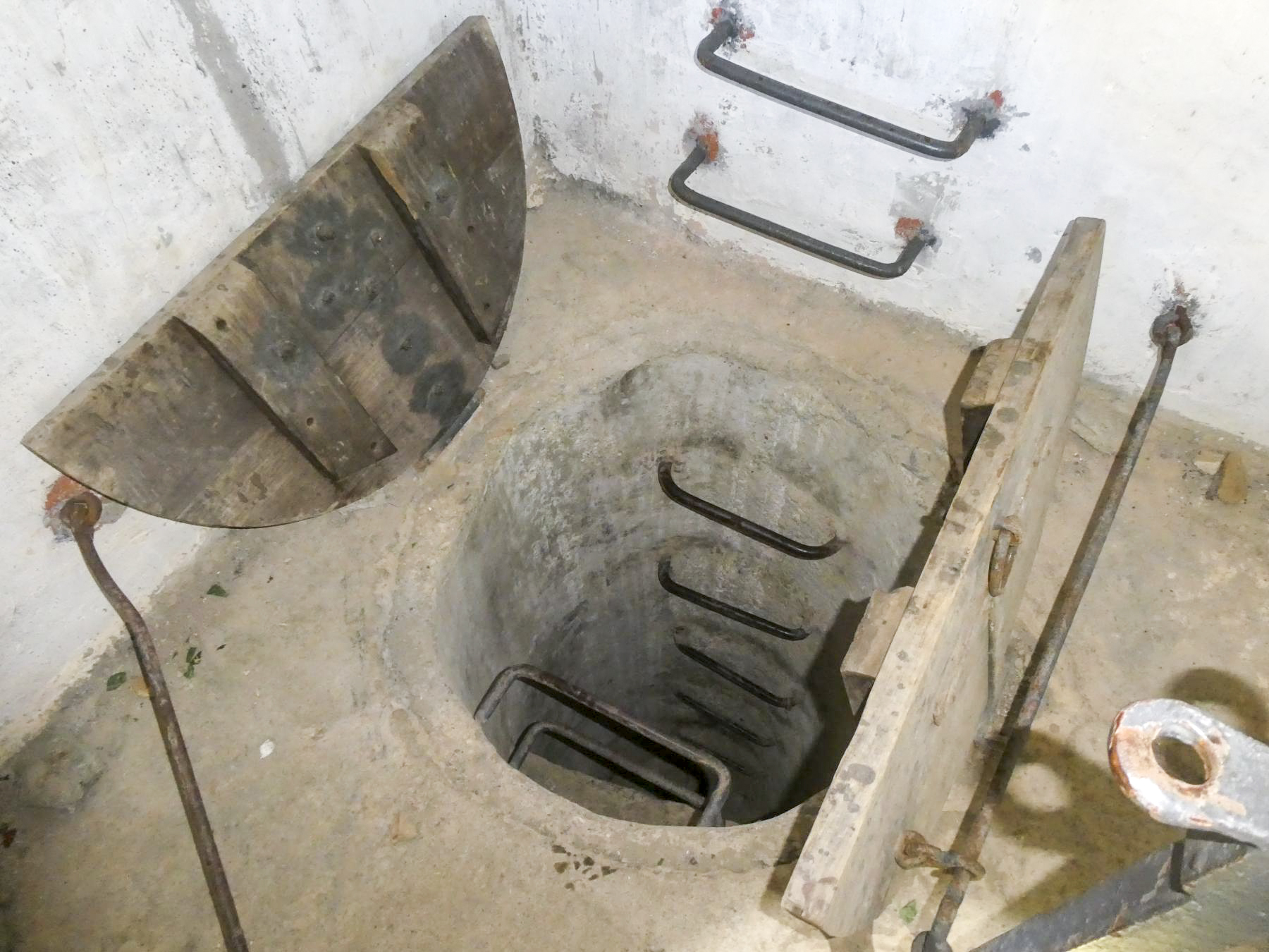 Ligne Maginot - SELOGES - (Ouvrage d'infanterie) - Bloc 7  
Le haut du puits d'accès du bloc - ELLENA Daniel - CUNY Philippe