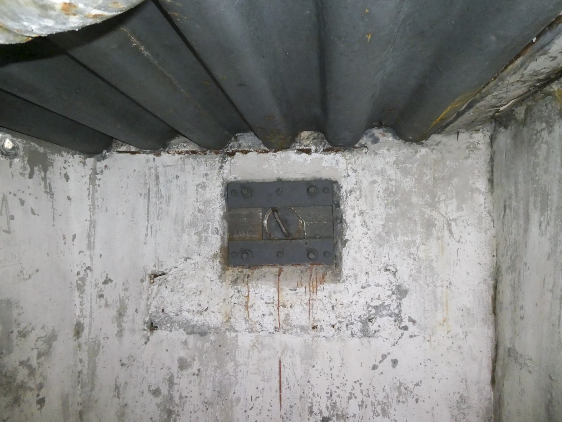 Ligne Maginot - SELOGES - (Ouvrage d'infanterie) - Bloc 8
Créneau pour FM 24/29 - ELLENA Daniel - CUNY Philippe