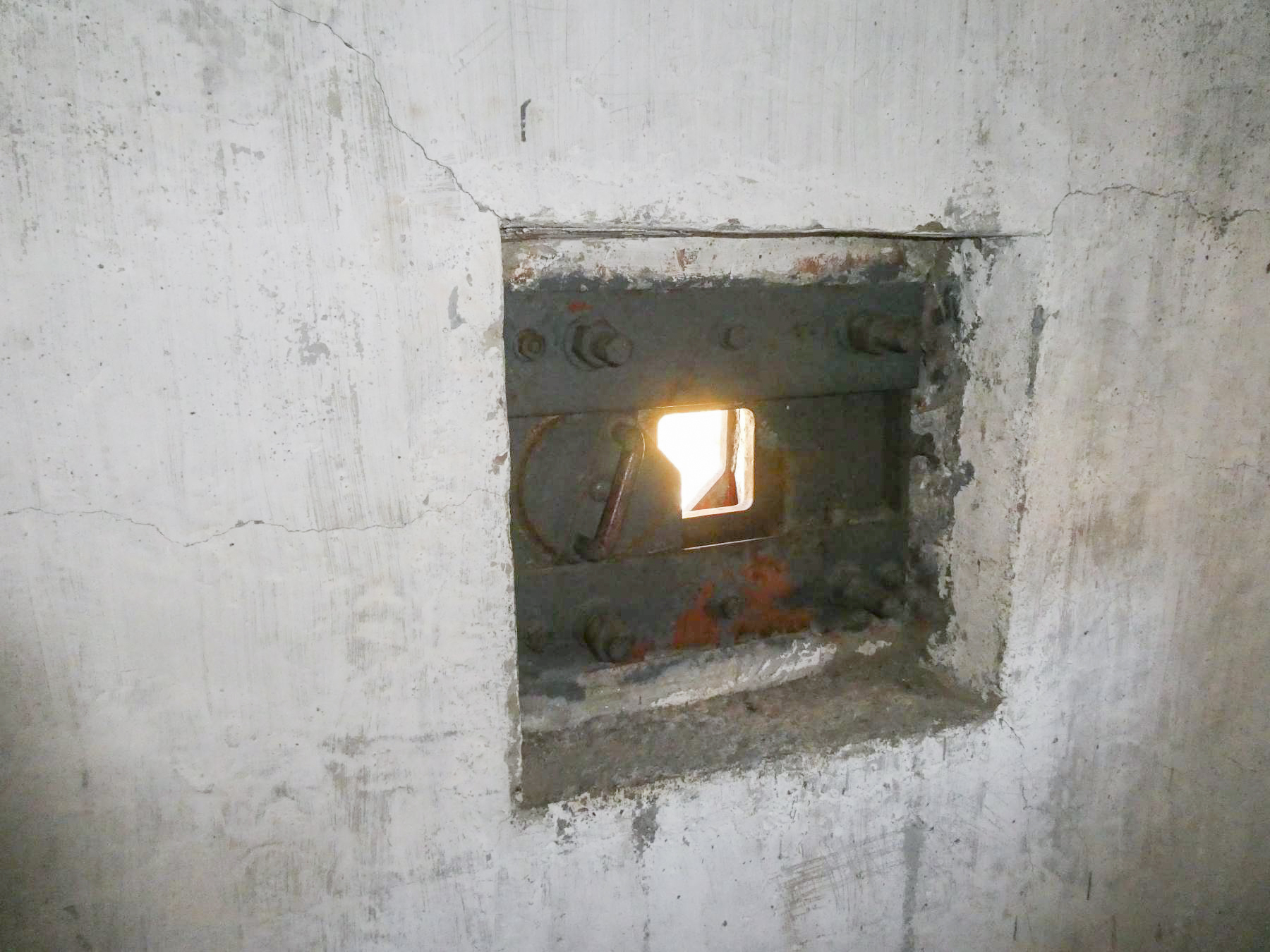 Ligne Maginot - SELOGES - (Ouvrage d'infanterie) - Bloc 7
Créneau 1 - ELLENA Daniel - CUNY Philippe