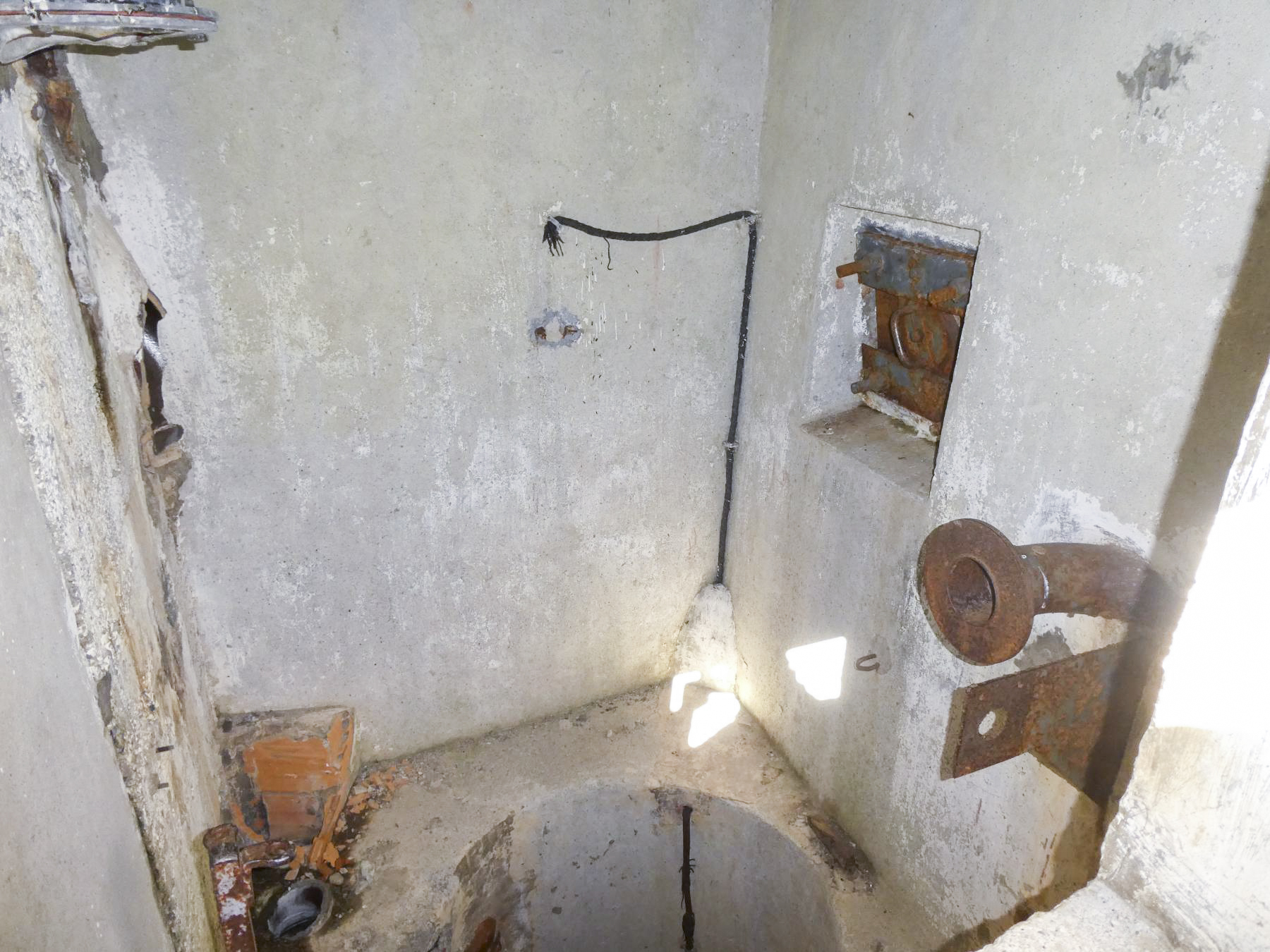 Ligne Maginot - SELOGES - (Ouvrage d'infanterie) - Bloc 5   
le haut du puits d'accès 
La trappe le refermant manque - ELLENA Daniel - CUNY Philippe