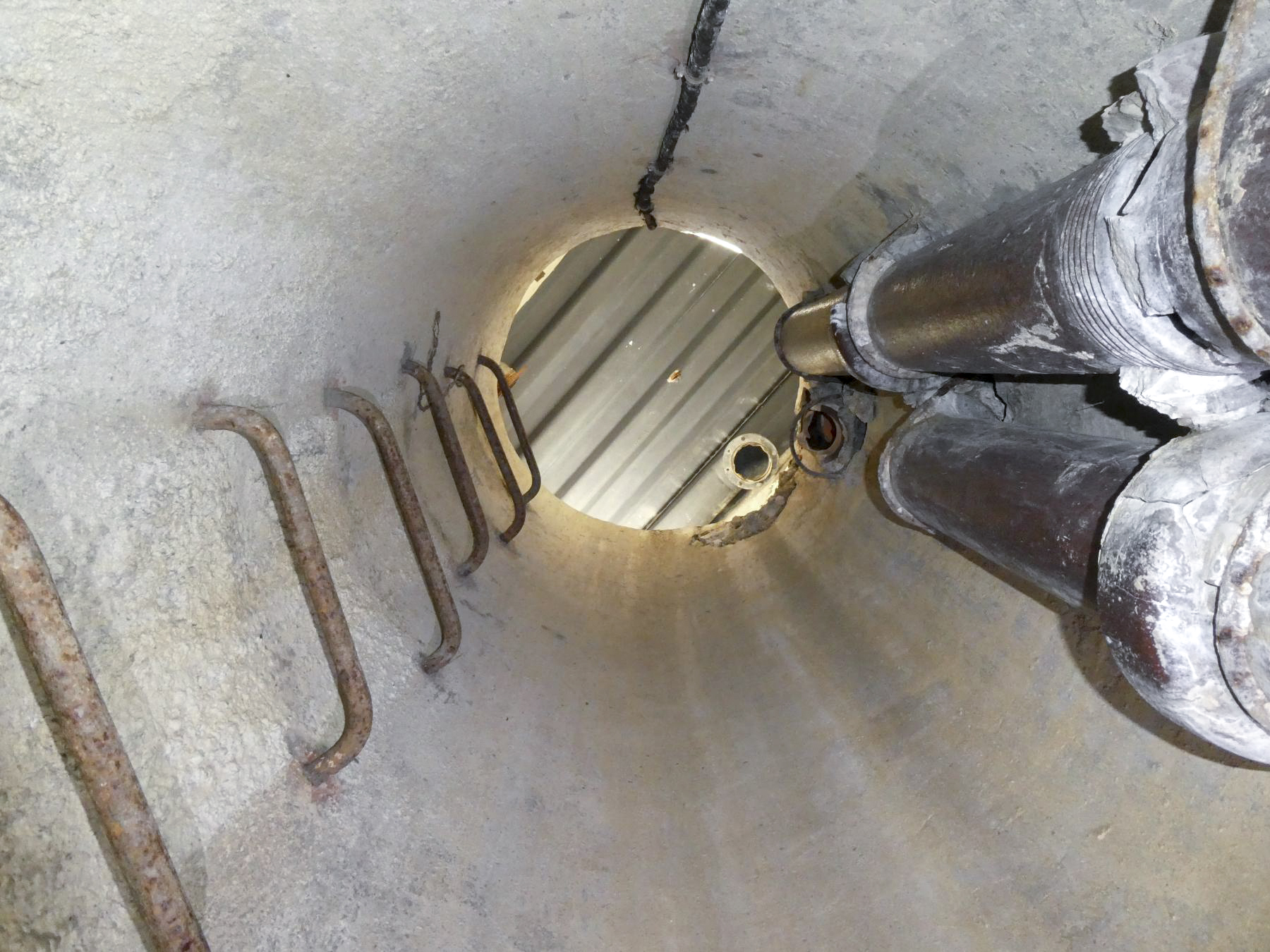 Ligne Maginot - SELOGES - (Ouvrage d'infanterie) - Bloc 5
le puits d'accès 
 - ELLENA Daniel - CUNY Philippe