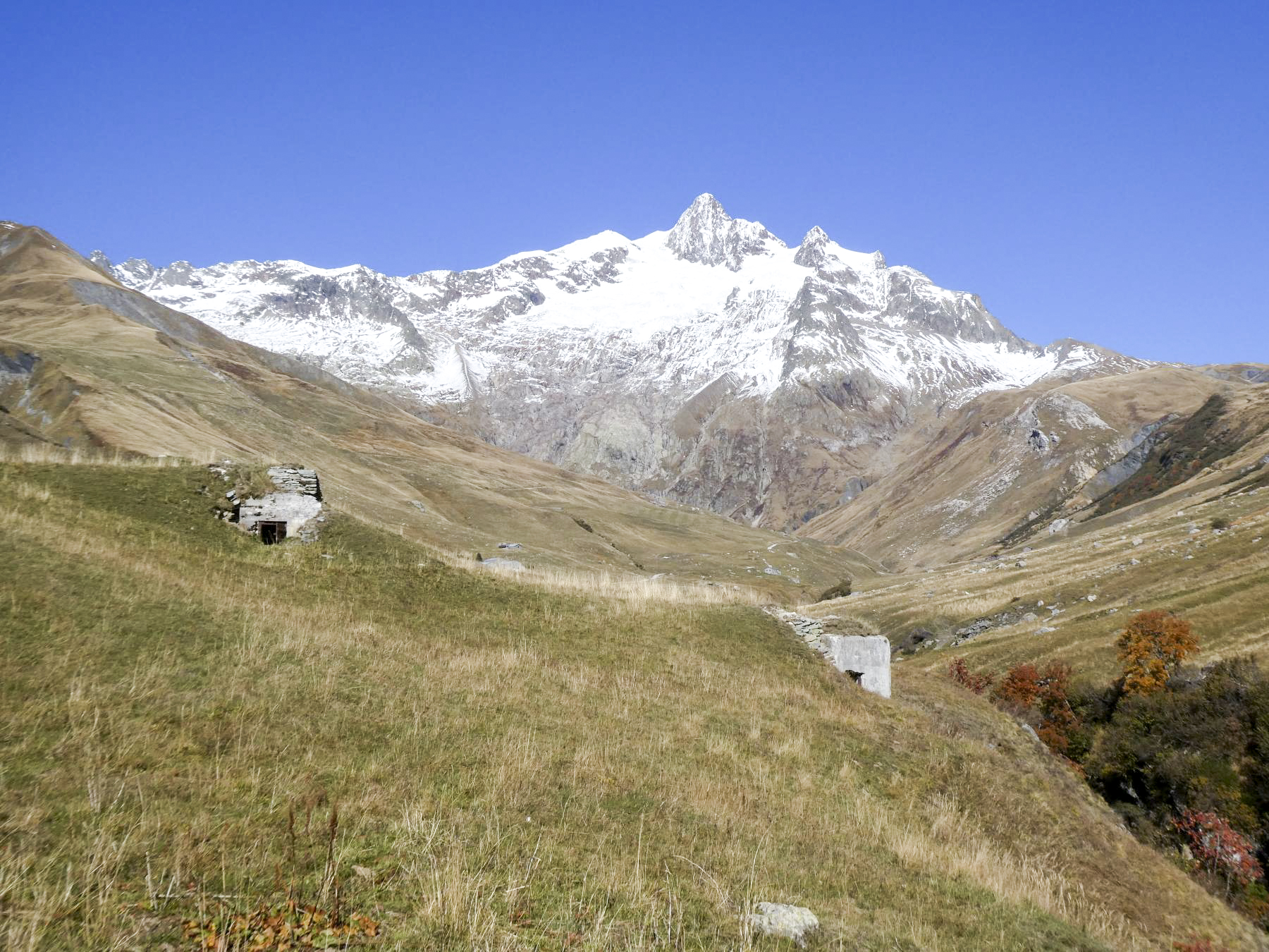 Ligne Maginot - SELOGES - (Ouvrage d'infanterie) - Bloc 5 au dessus du bloc 7
à l'arrière plan, la vallée de la ville des Glaciers ou débouche le col de la Seigne - ELLENA Daniel - CUNY Philippe