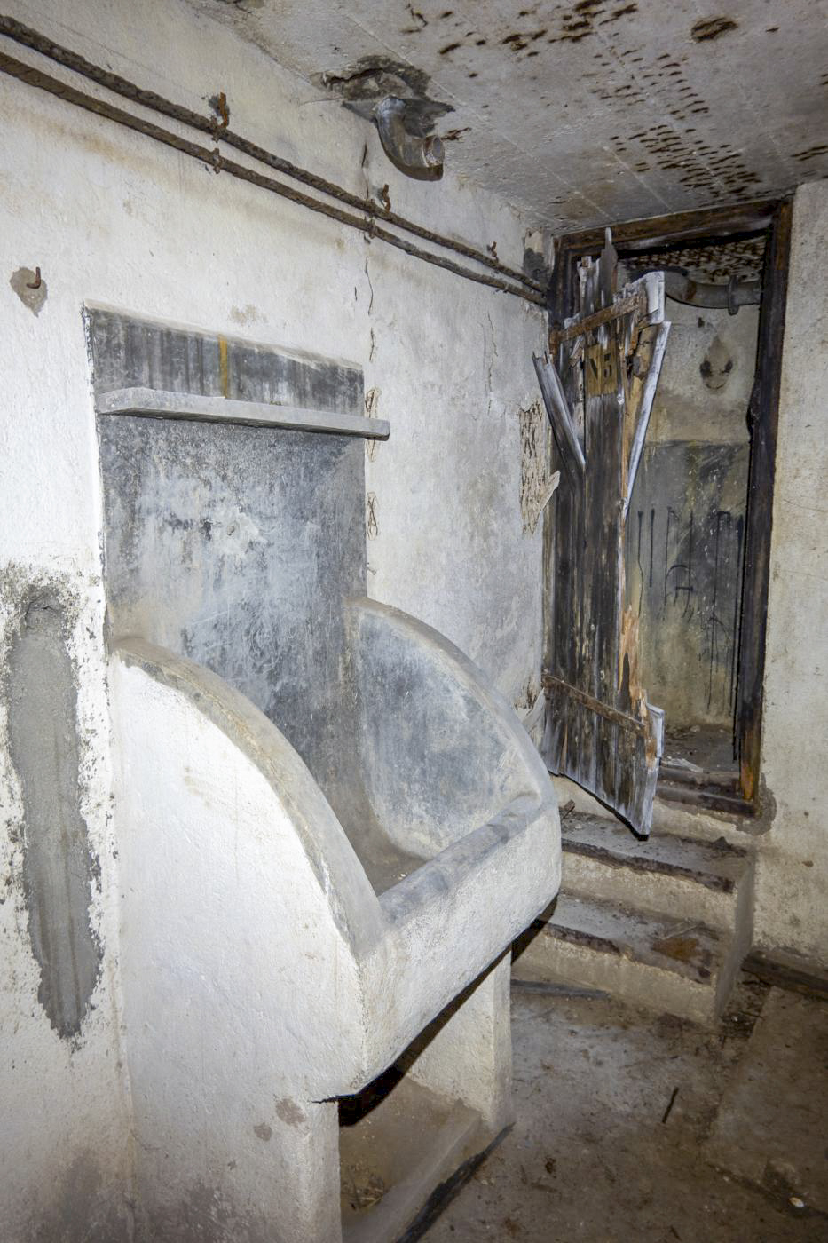 Ligne Maginot - HUBERBUSCH NORD  - C58 - (Casemate d'infanterie - Simple) - Etage inférieur
Lavabo; les latrines en arrière-plan - Michel Teiten
