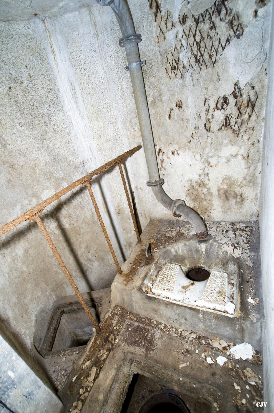 Ligne Maginot - HUBERBUSCH NORD  - C58 - (Casemate d'infanterie) - Etage inférieur
Latrines - Lia VERMEULEN