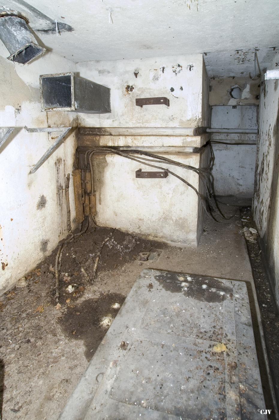 Ligne Maginot - HUBERBUSCH NORD  - C58 - (Casemate d'infanterie - Simple) - Etage inférieur
Emplacement du moteur - Lia VERMEULEN