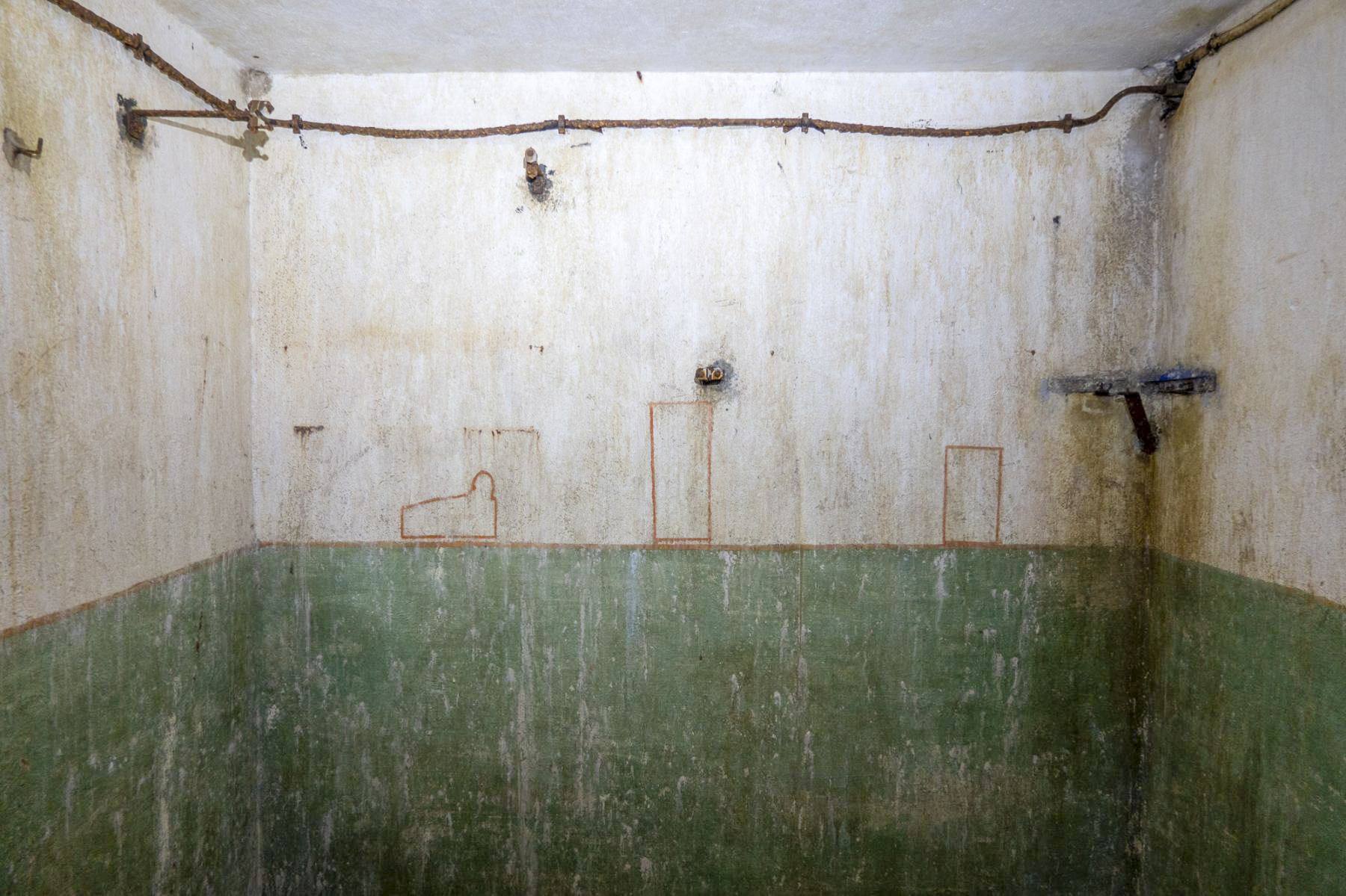 Ligne Maginot - CHENES BRULES - X23 - (Abri) - Coffre Sud
Local à l'étage supérieur ('X' sur le plan)
Noter les marquages sur le mur dont la signification reste à préciser - Michel Teiten