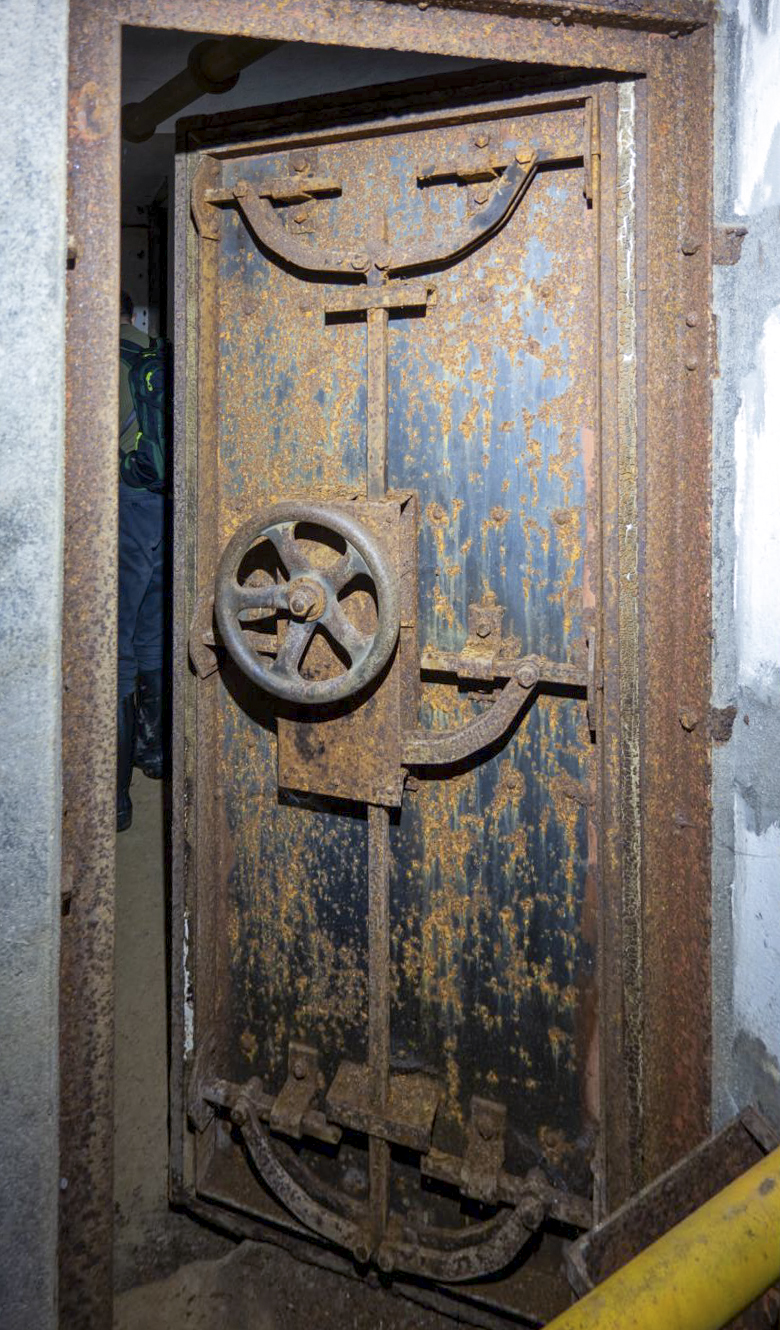 Ligne Maginot - CHENES BRULES - X23 - (Abri) - Coffre Sud
Porte étanche de la cloche GFM - Michel Teiten