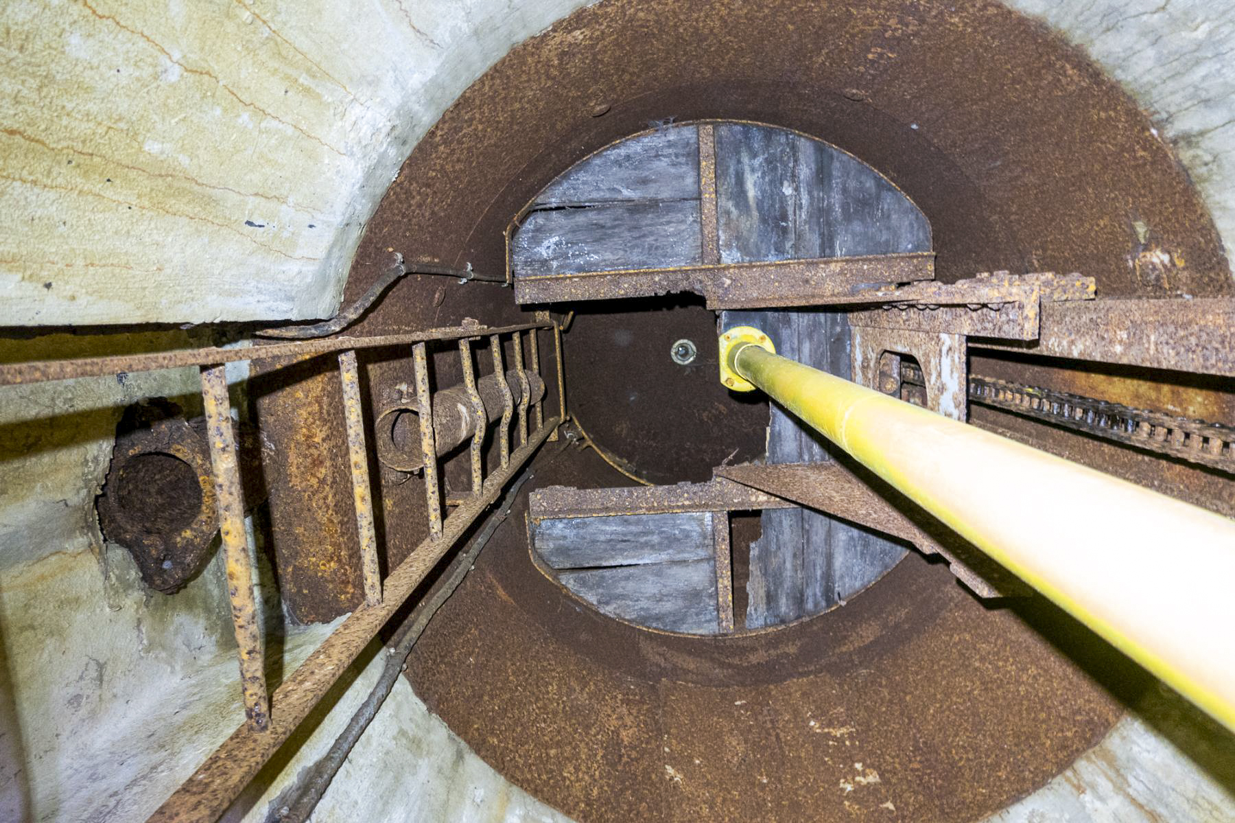 Ligne Maginot - CHENES BRULES - X23 - (Abri) - Coffre Sud
Cloche GFM - Michel Teiten