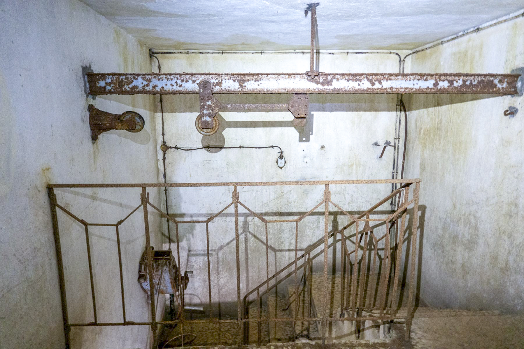 Ligne Maginot - CHENES BRULES - X23 - (Abri) - Coffre Sud
Haut de la cage d'escalier. Noter le palan au-dessus de celle-ci. - Michel Teiten