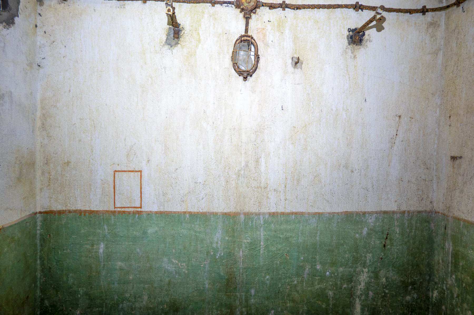 Ligne Maginot - CHENES BRULES - X23 - (Abri) - Coffre Sud
Local à l'étage supérieur ('X' sur le plan)
Noter les marquages sur le mur dont la signification reste à préciser - Michel Teiten