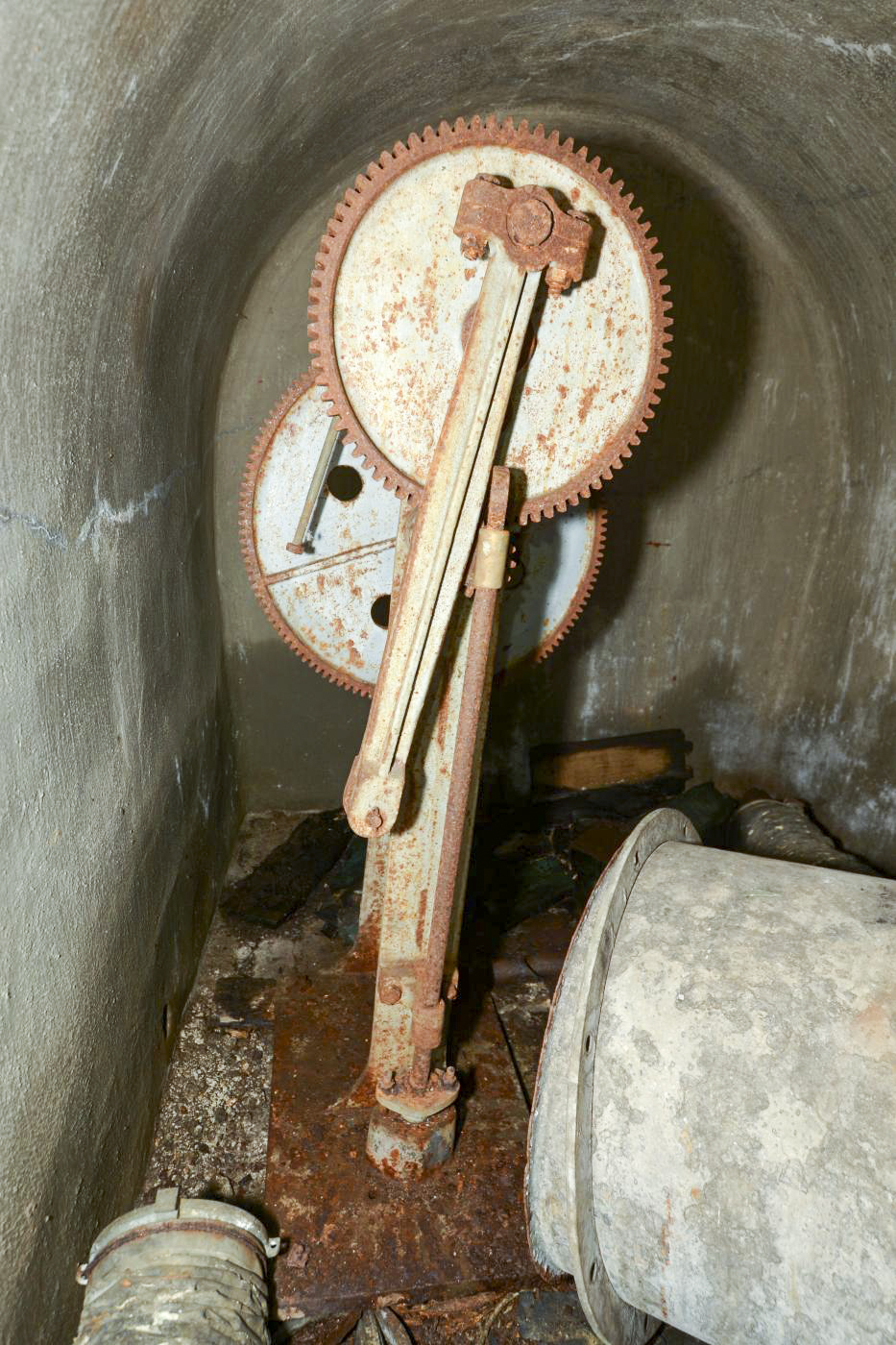 Ligne Maginot - CHENES BRULES - X23 - (Abri) - Le puits de l'abri
Pompe de rechange stockée - Pascal Lambert