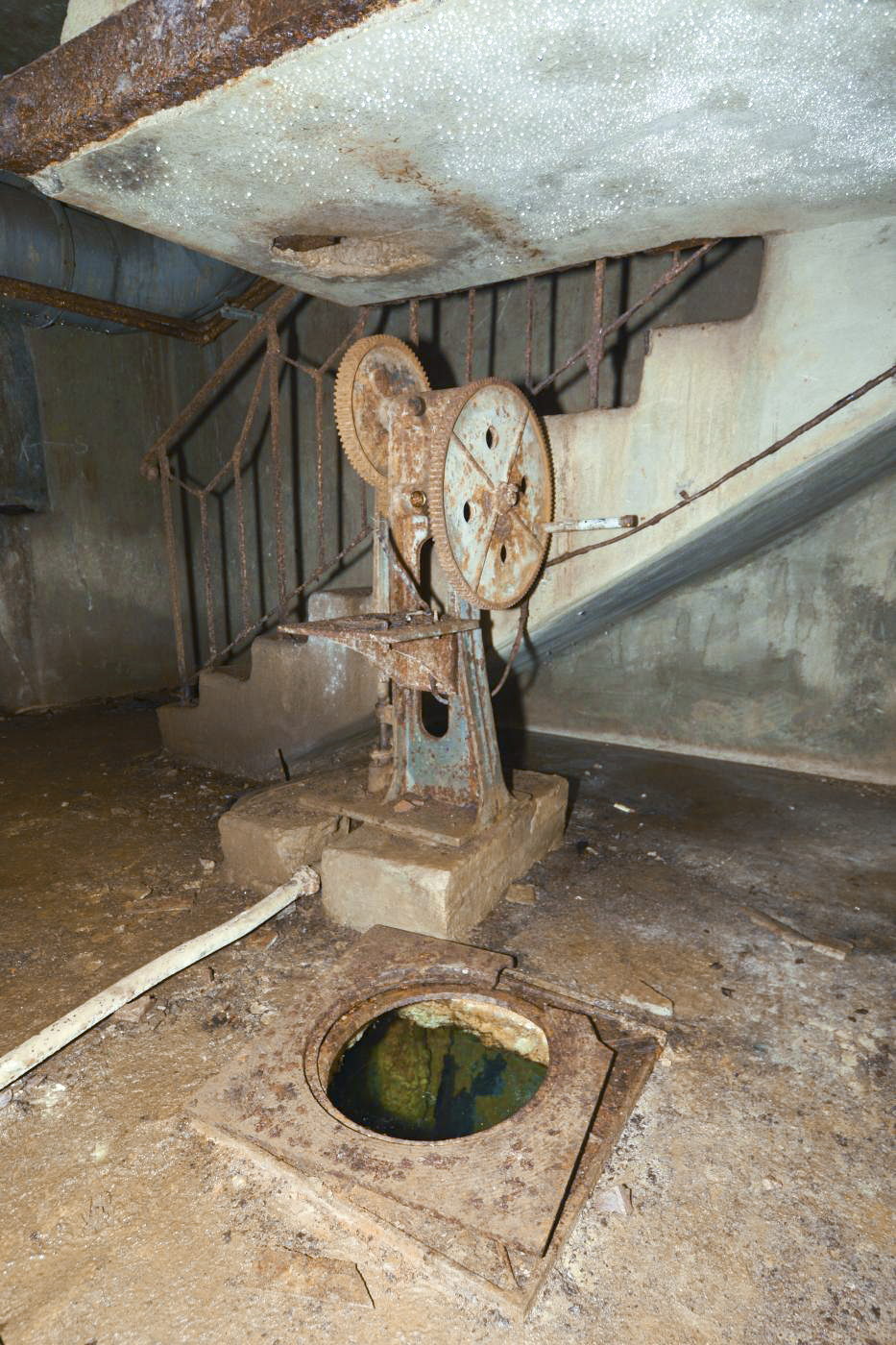 Ligne Maginot - CHENES BRULES - X23 - (Abri) - Le puits de l'abri
Pompe de surface et puits au pied de l'un des coffres - Pascal Lambert