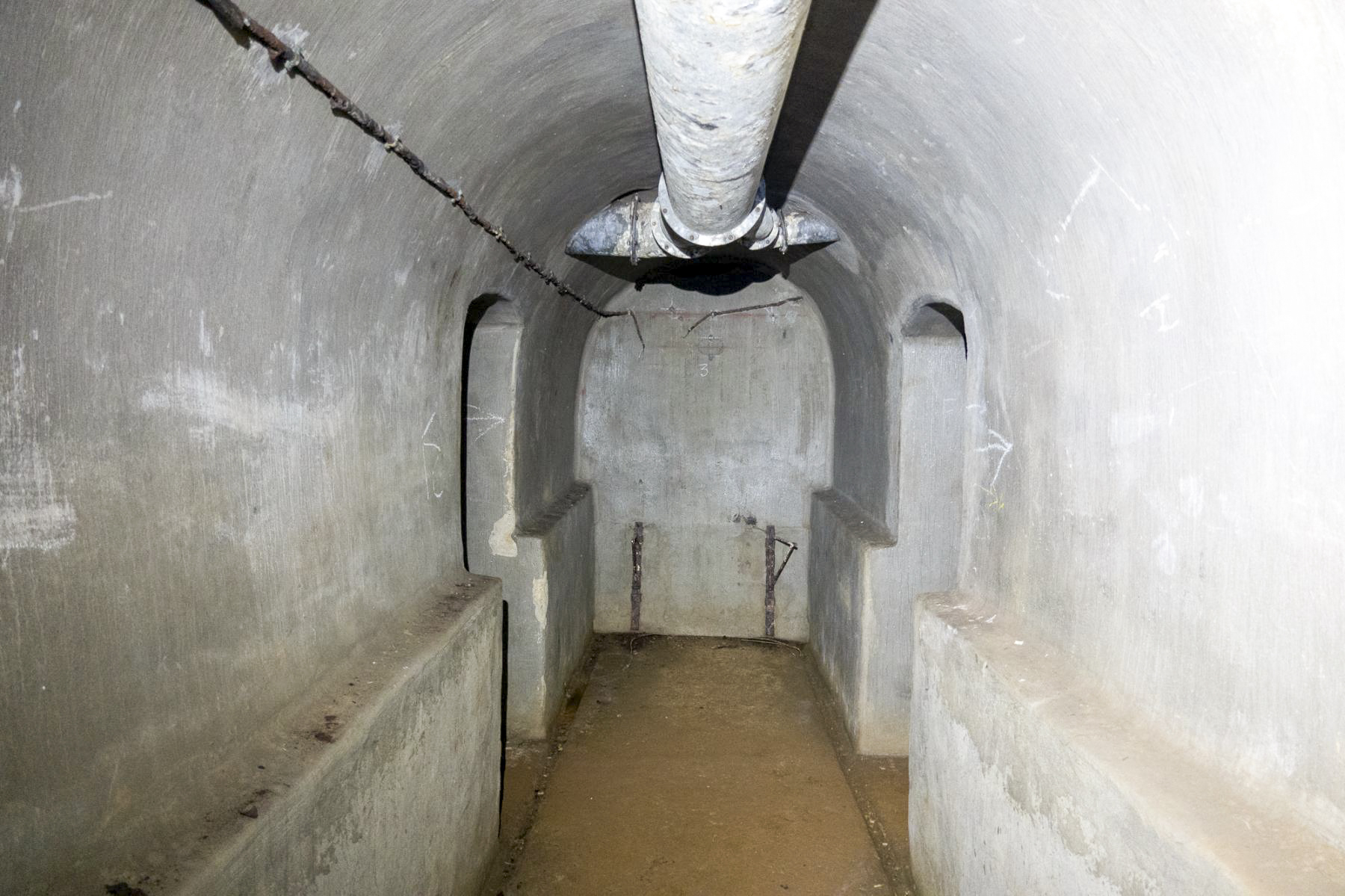 Ligne Maginot - CHENES BRULES - X23 - (Abri) - Extrémité de galerie. Chambres troupe pour 22 hommes de chaque côté - Michel Teiten
