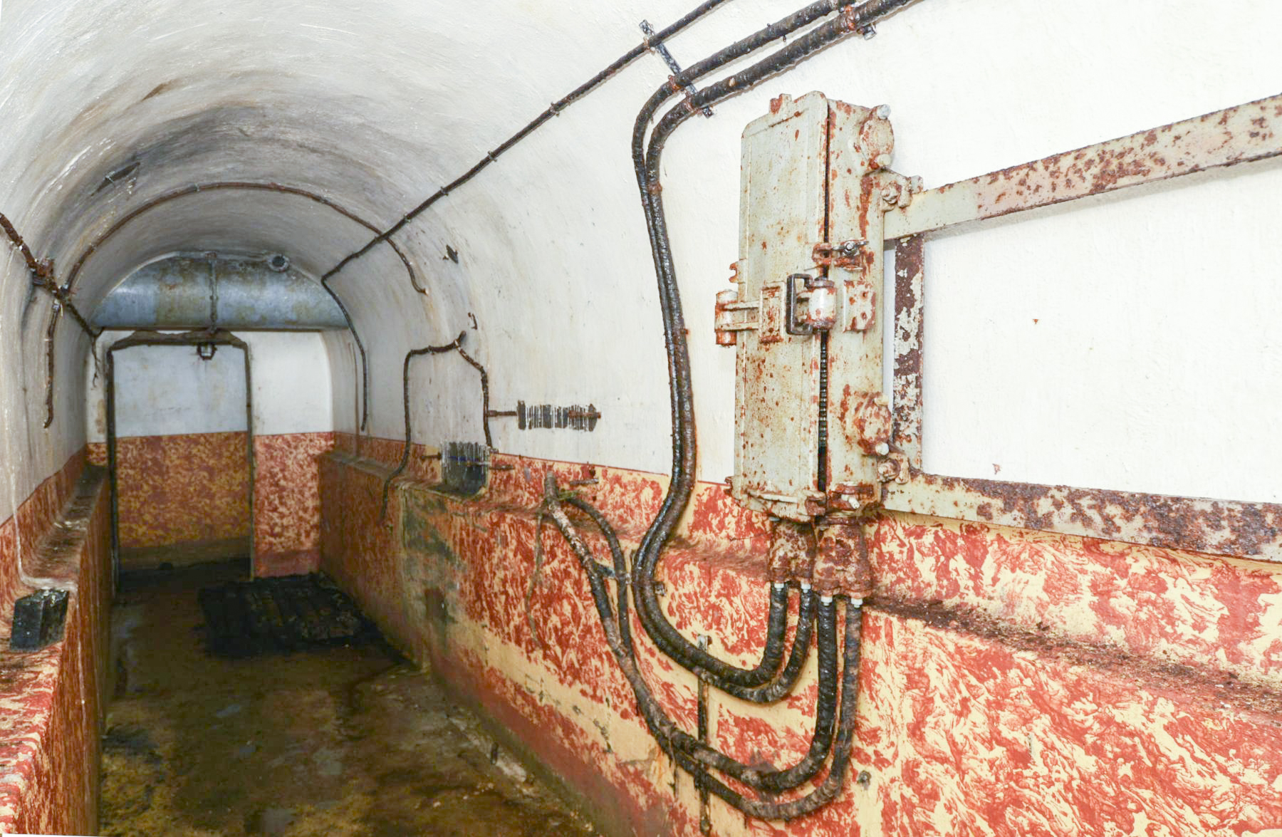 Ligne Maginot - CHENES BRULES - X23 - (Abri) - Le central téléphonique
Boitier protection pour le central et emplacement du panneau pour 16 abonnés - Pascal Lambert