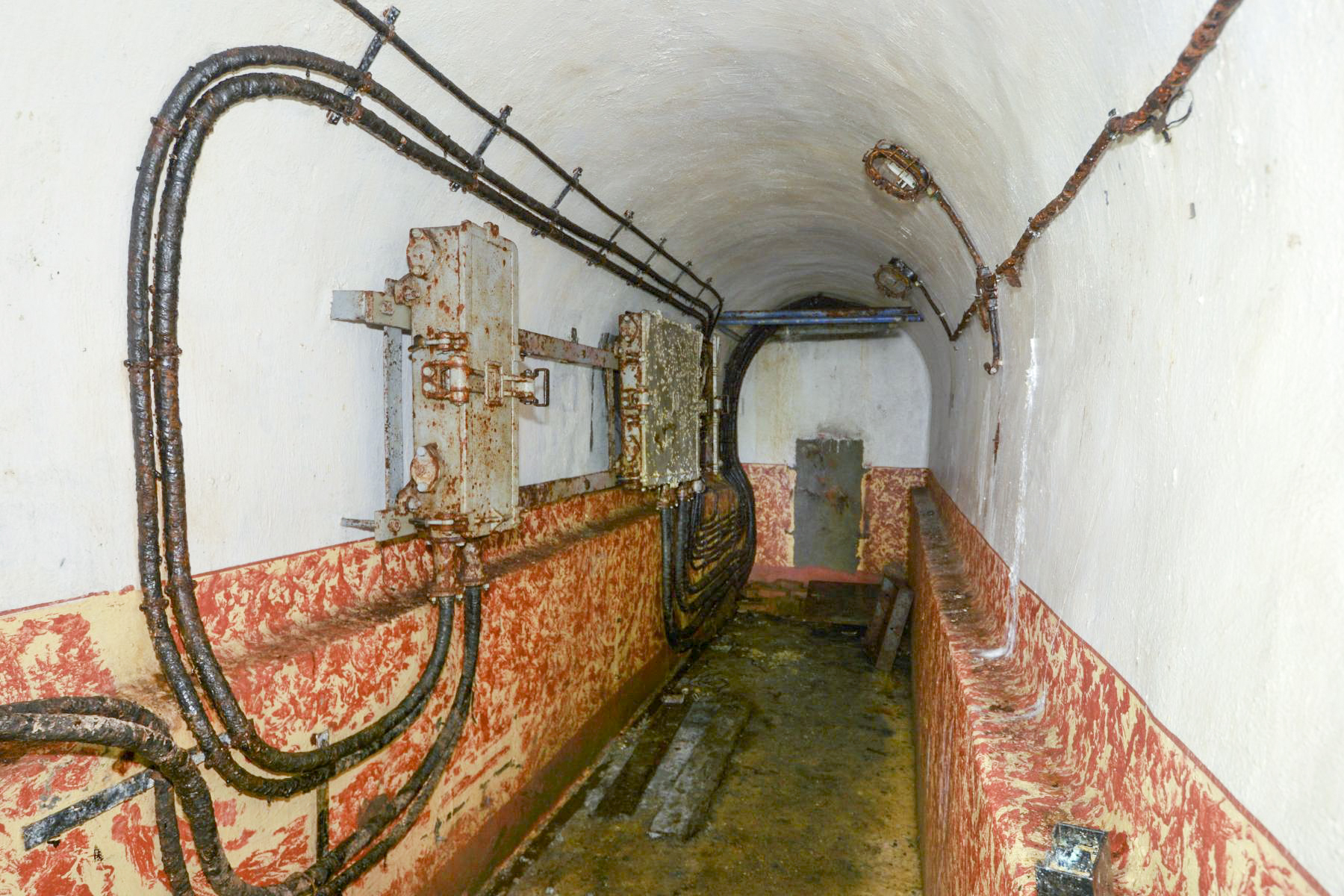 Ligne Maginot - CHENES BRULES - X23 - (Abri) - Le central téléphonique
Boitier protection pour le central et répartiteur principal  - Pascal Lambert