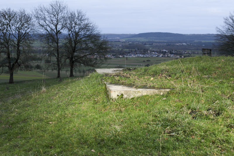 Ligne Maginot - O46 - SONNENBERG - (Observatoire d'artillerie) - Probablement le poste d'observation. 

On distingue au loin l'axe routier Mondorf-Les-Bains (Grand Duché de Luxembourg)  Thionville.