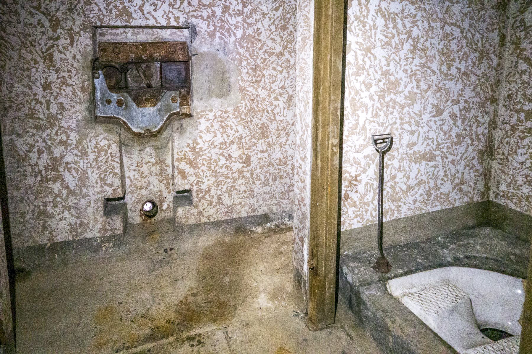 Ligne Maginot - HESTROFF - X29 - (Abri) - Latrines de part et d'autre du créneau de défense rapprochée - Michel Teiten