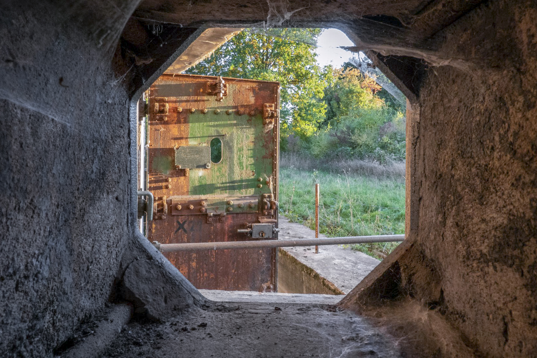 Ligne Maginot - HESTROFF - X29 - (Abri) - Porte d'entrée vue du créneau du coffre de flanquement - Michel Teiten