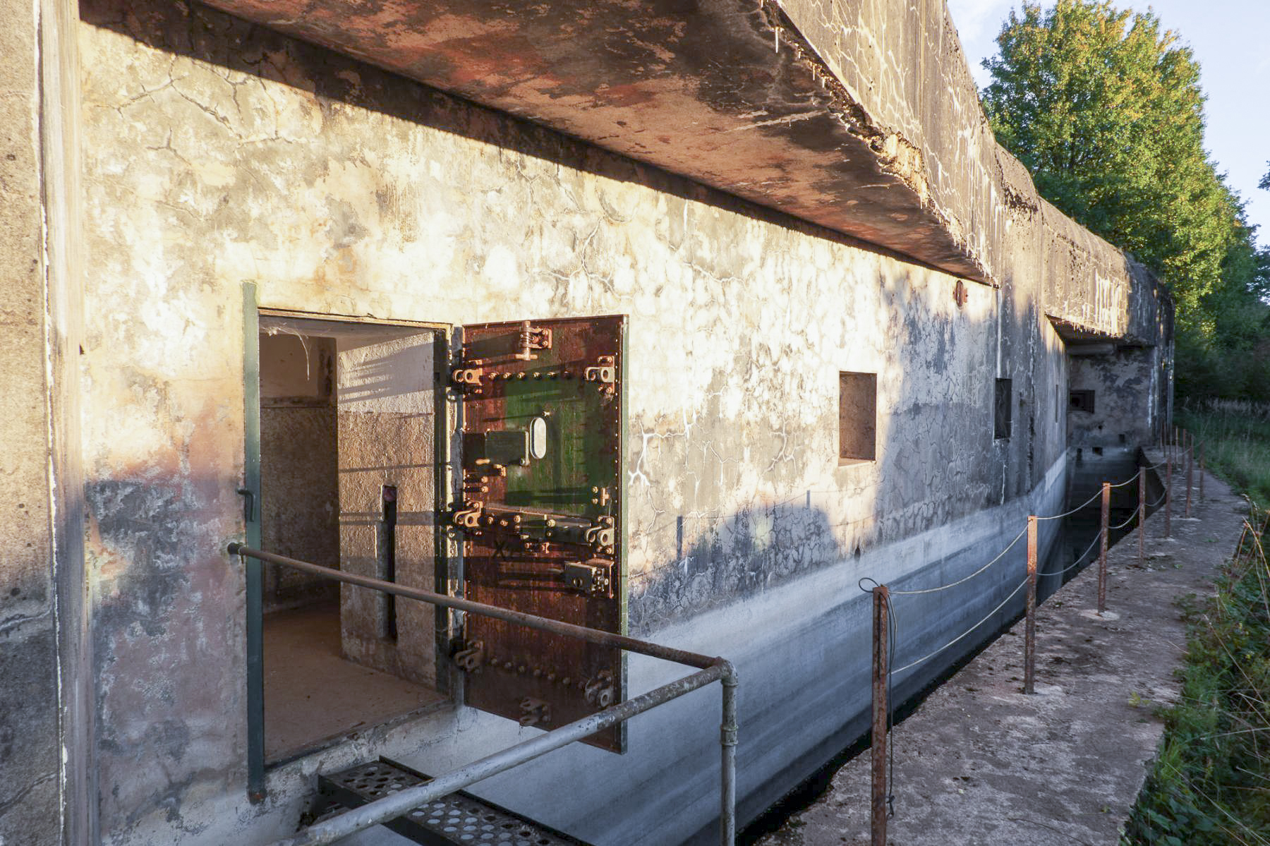 Ligne Maginot - HESTROFF - X29 - (Abri) - Entrée de l'abri
Avec l'éclairage de fin de journée  - Michel Teiten