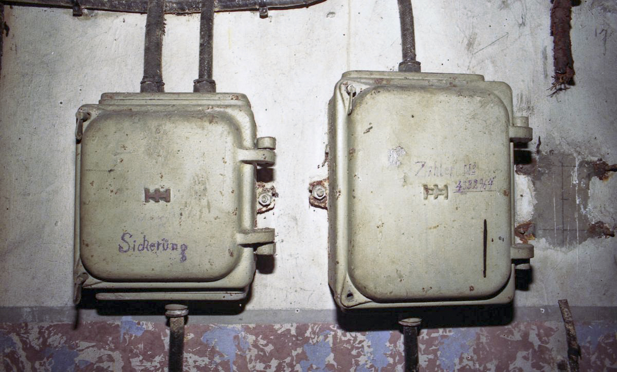 Ligne Maginot - LANGHEP NORD - (Casemate d'infanterie - Simple) - Inscriptions allemandes sur coffrets électriques 