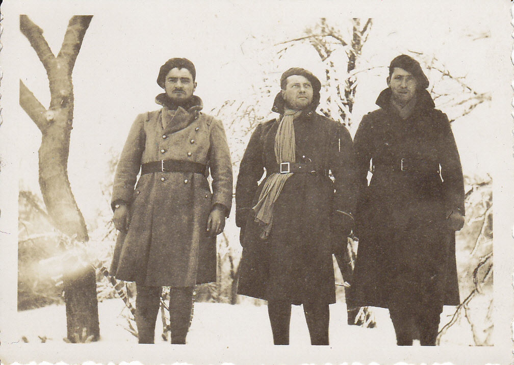 Ligne Maginot - LANGHEP SUD - (Casemate d'infanterie - Simple) - Hiver 1940 
L’adjudant chef Beaury accompagné de deux inconnus . a remarquer le numero du 161° sur la capote.