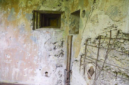 Ligne Maginot - LANGHEP SUD - (Casemate d'infanterie - Simple) - Les créneaux
Noter les impacts de tirs et le reste de peinture camouflée.