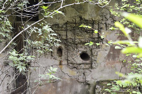 Ligne Maginot - LANGHEP SUD - (Casemate d'infanterie - Simple) - Noter les impacts de tirs et le reste de peinture camouflée.
