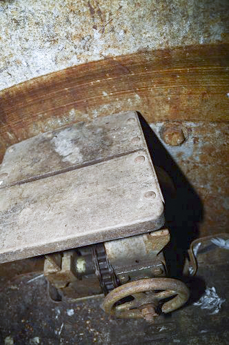 Ligne Maginot - LANGHEP SUD - (Casemate d'infanterie - Simple) - La première cloche GFM
Le siège du guetteur et la manivelle de réglage de la hauteur du plancher de la cloche