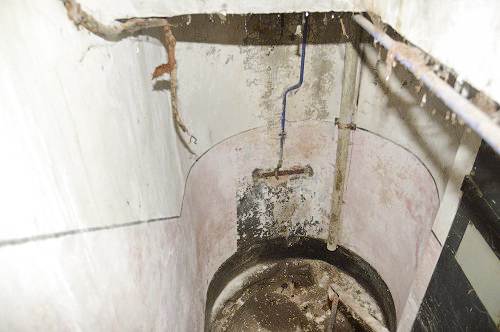 Ligne Maginot - LANGHEP SUD - (Casemate d'infanterie - Simple) - L'escalier pour l’étage inférieur, en bas des marches, les restes du seul point d'eau.
