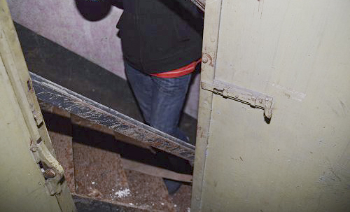 Ligne Maginot - LANGHEP SUD - (Casemate d'infanterie - Simple) - L’intérieur des latrines.
Noter la porte à deux vantaux métallique qui arrivent très vite en butée sur le limon de l'escalier laissent un passage au mieux de 45 cm.