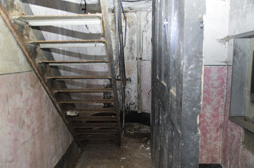 Ligne Maginot - LANGHEP SUD - (Casemate d'infanterie - Simple) - Le couloir inférieur
A droite le central téléphonique qui a pris la place des latrines d'origine, la fosse septique étant juste en dessous. La casemate C63, n'ayant pas elle de central téléphonique a ses latrines installées à cet endroit.