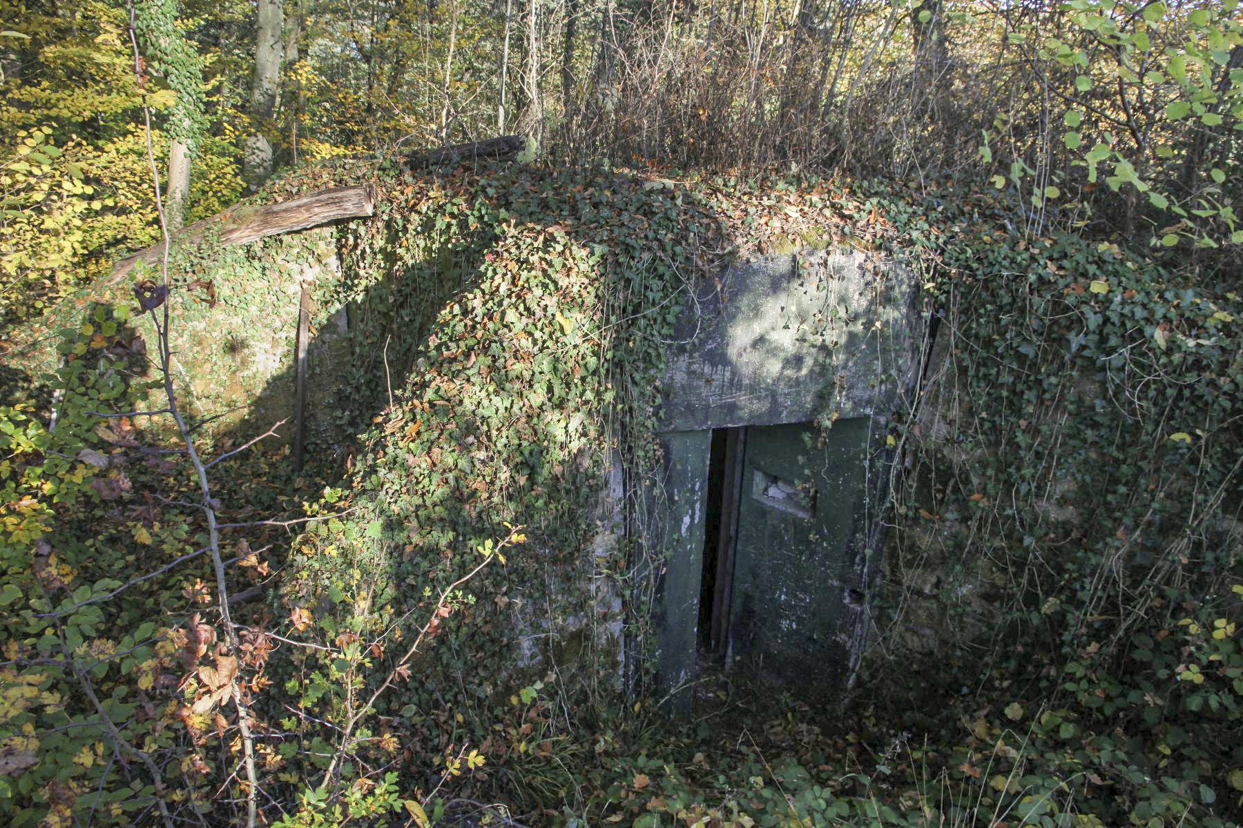 Ligne Maginot - BB9BIS - (Blockhaus pour canon) - Entrée et créneau FM gauche