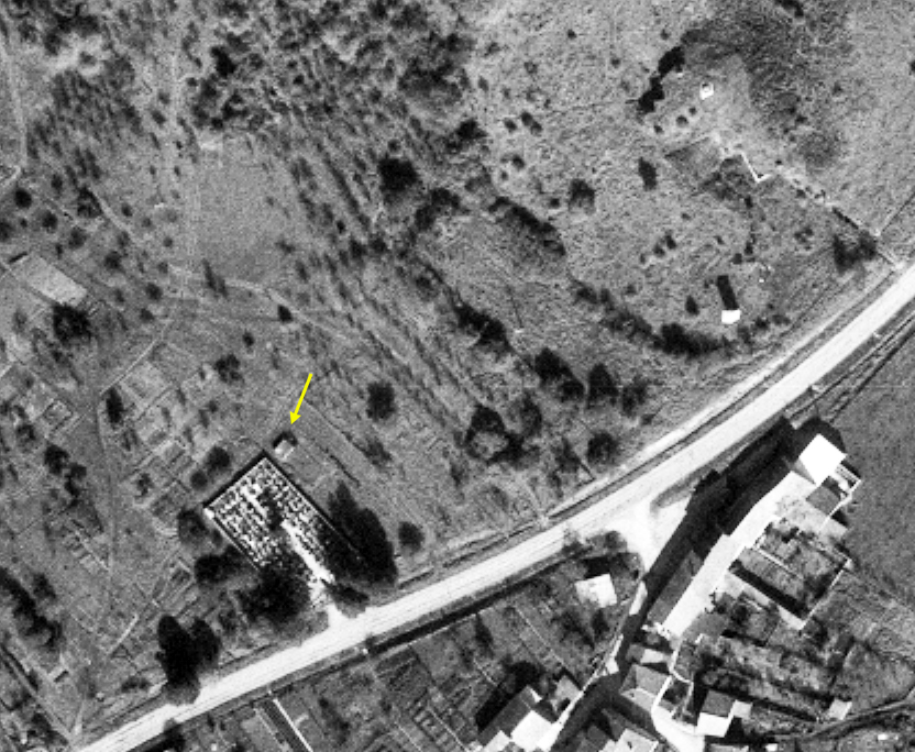 Ligne Maginot - CB74 - CIMETIERE DE SENTZICH - (Blockhaus pour arme infanterie) - Le blockhaus est bien visible
A droite, le petit ouvrage de Sentzich (A16)