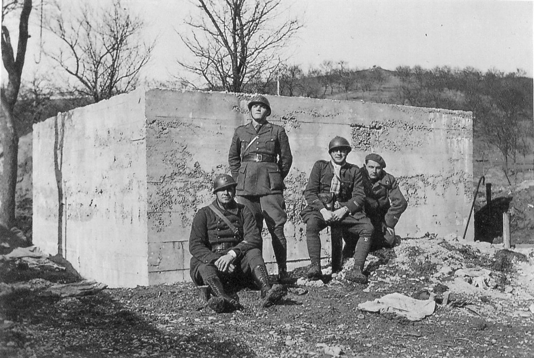 Ligne Maginot - CB74 - CIMETIERE DE SENTZICH - (Blockhaus pour arme infanterie) - Sur la photo l'aspirant Edmond Caspar (1919-2000) - Inconnu
