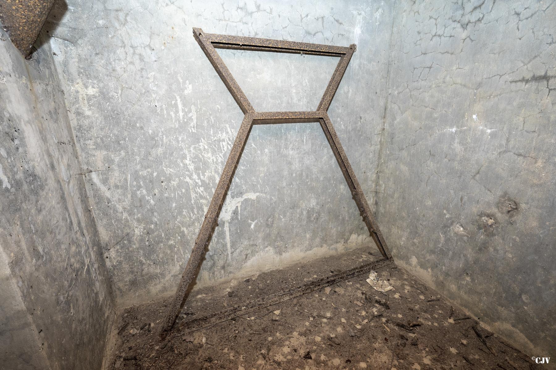 Ligne Maginot - BB311 - (Blockhaus pour arme infanterie) - L'intérieur du blockhaus
Le support métallique est prévu pour la mitrailleuse Hotchkiss 8 mm