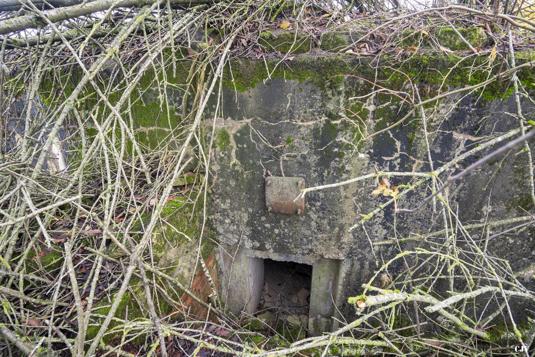 Ligne Maginot - BOIS DE KERFENT NORD 1 - (Blockhaus pour arme infanterie) - L'entrée du personnel
Le petit annexe est fermé avec des briques - Lia VERMEULEN