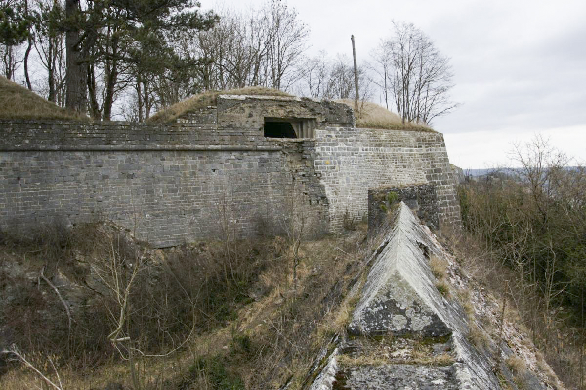 Ligne Maginot - Bb7-B - CHARLEMONT - Ouest - À noter que la dame située sur le rempart a été arasée pour libérer le champ de tir.