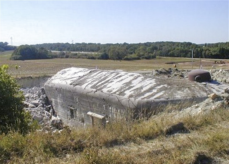 Ligne Maginot - QUATRE VENTS NORD - C74 - (Casemate d'infanterie - Simple) - Fin des travaux de destruction partielle.
2003