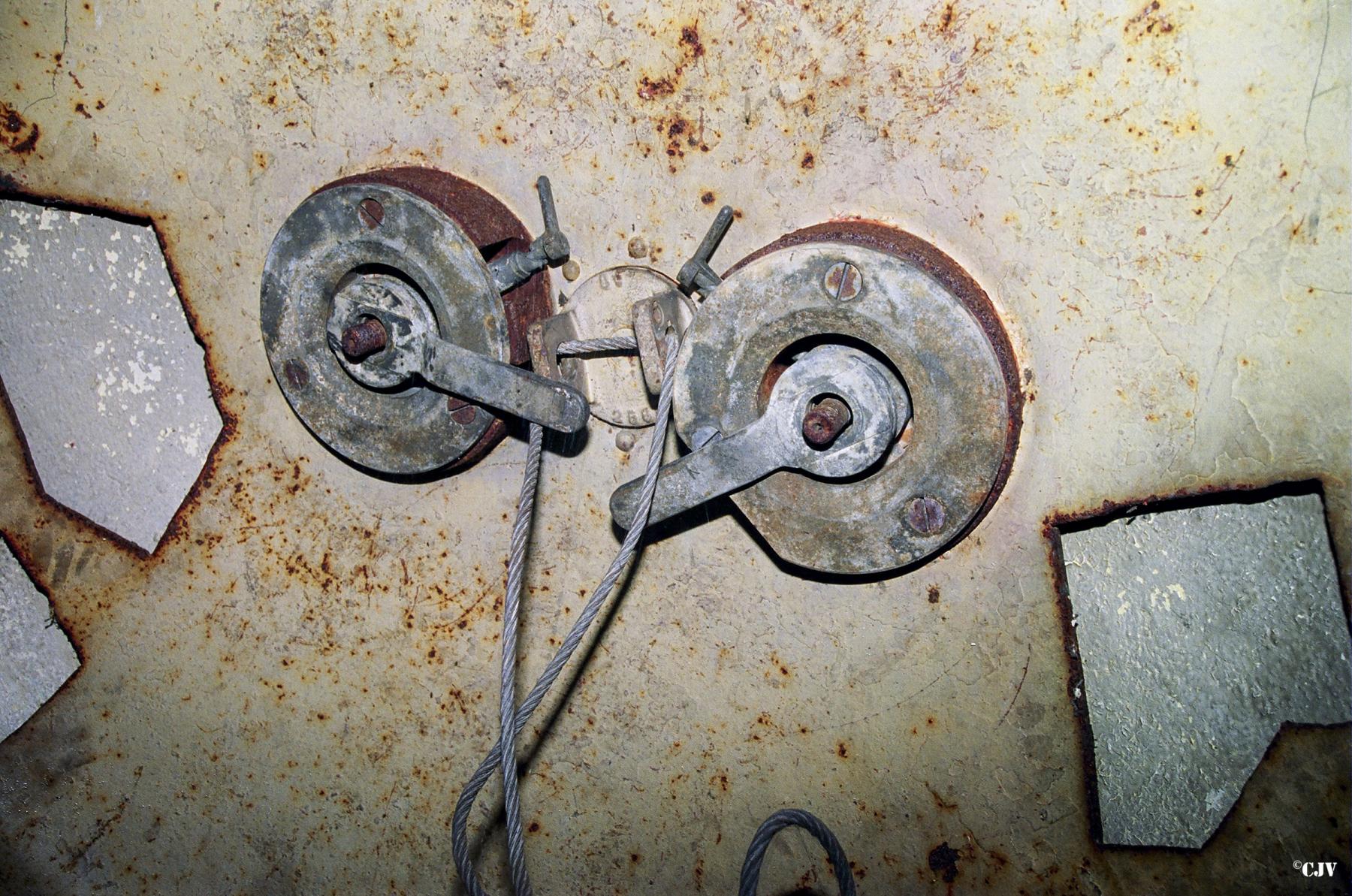 Ligne Maginot - QUATRE VENTS NORD - C74 - (Casemate d'infanterie - Simple) - Les orifices pour périscope de la cloche pour arme mixte