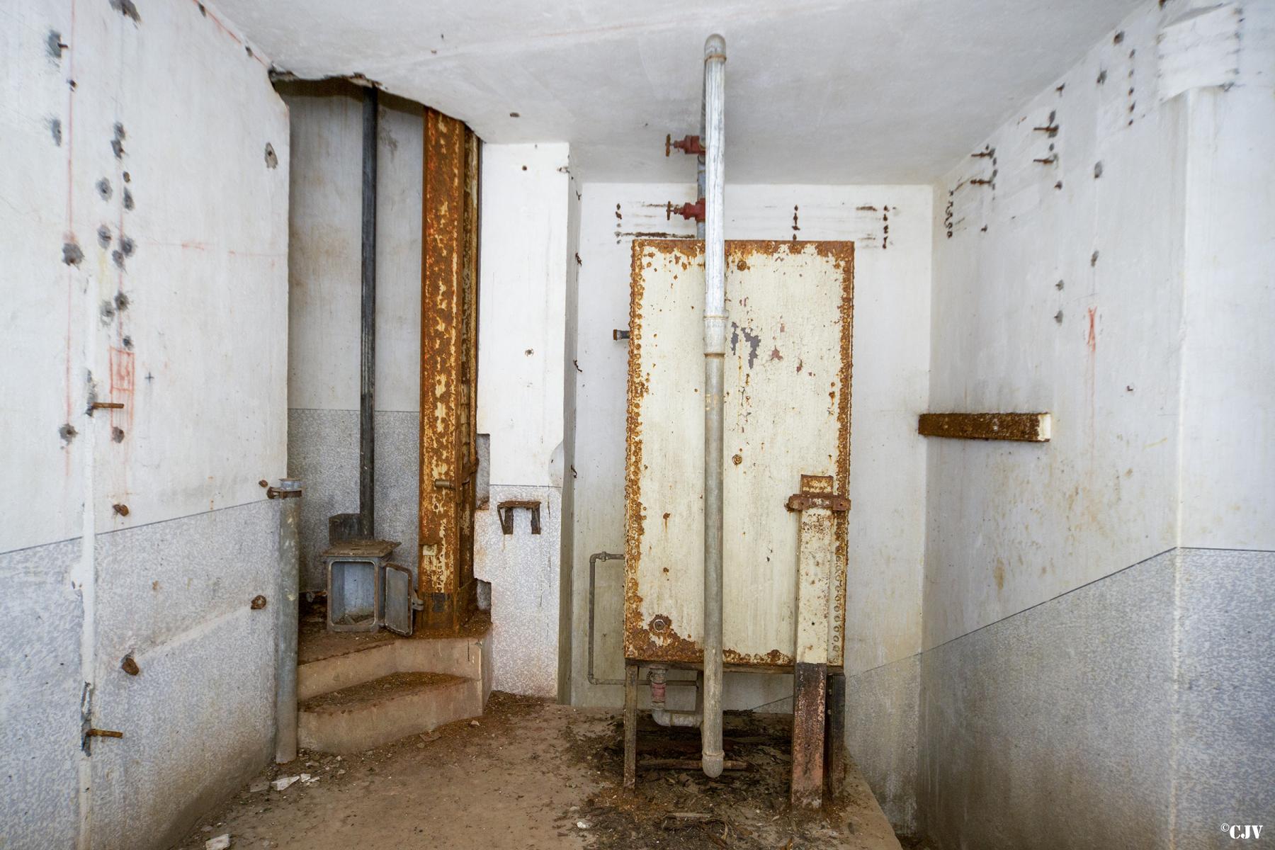 Ligne Maginot - HAUT DE L'ANGUILLE - O4 - (Observatoire d'artillerie) - L'accès à la cloche GFM et la citerne d'eau de l'observatoire