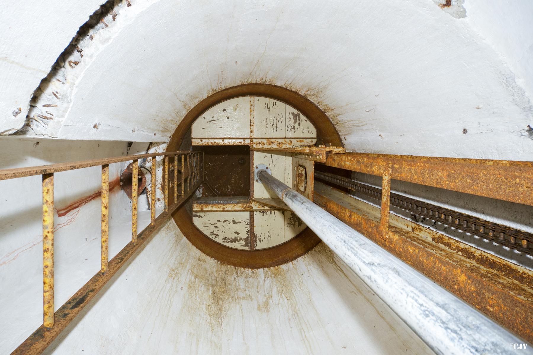 Ligne Maginot - HAUT DE L'ANGUILLE - O4 - (Observatoire d'artillerie) - La cloche GFM - Lia VERMEULEN