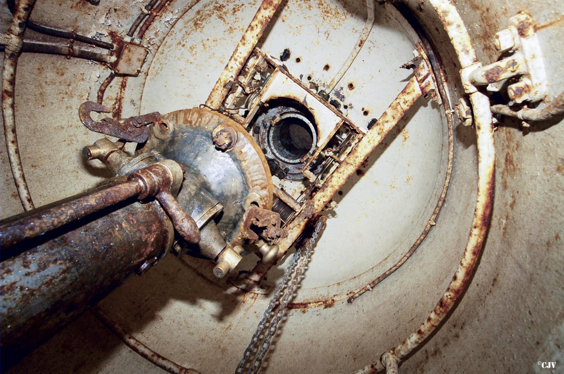 Ligne Maginot - HETTANGE GRANDE - O9 - (Observatoire d'artillerie) - Le haut de la cloche, avec le système support du periscope et le dispositif permettant sa mise en place.