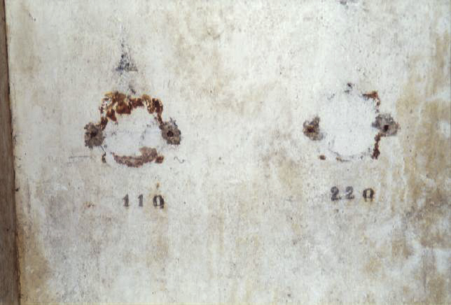 Ligne Maginot - FERME DU BOIS DU FOUR - O10 - (Observatoire d'artillerie) - Local radio.
La prise spécifique 220V pour le poste radio  ER 50F et une prise 110V de la distribution électrique normale - Nicolas ROUDIER