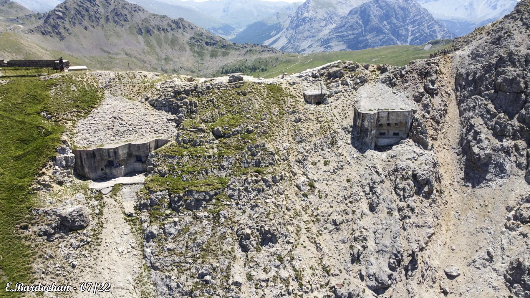 Ligne Maginot - JANUS - (Ouvrage d'artillerie) - Bloc 2, bloc 3 et la cheminée - BARDOCHAN Eric