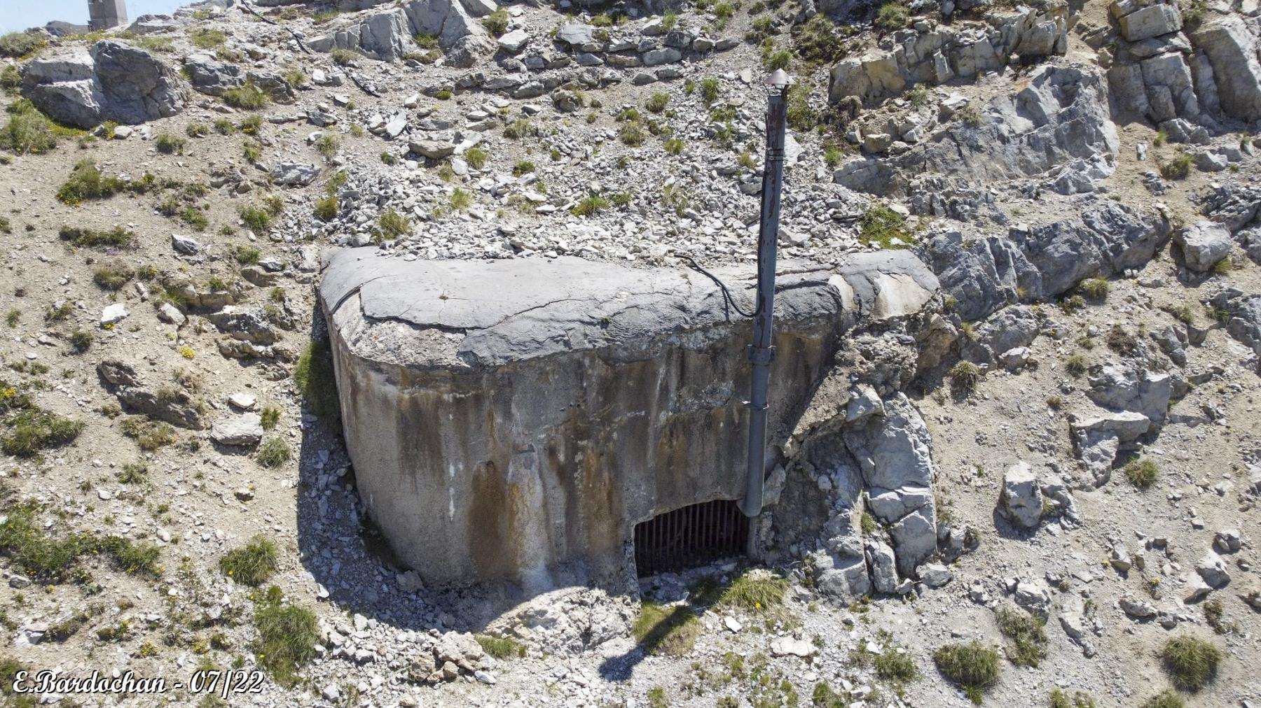 Ligne Maginot - JANUS - (Ouvrage d'artillerie) - Bloc 10, cheminée de l'usine.
Évacuation des gaz d'échappement et des fumées de la cuisine. - BARDOCHAN Eric