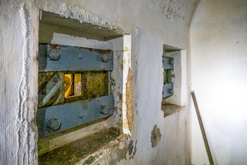 Ligne Maginot - JANUS - (Ouvrage d'artillerie) - Bloc 1
Vue intérieure des créneaux FM dans l'axe du couloir du garage - Michel Teiten